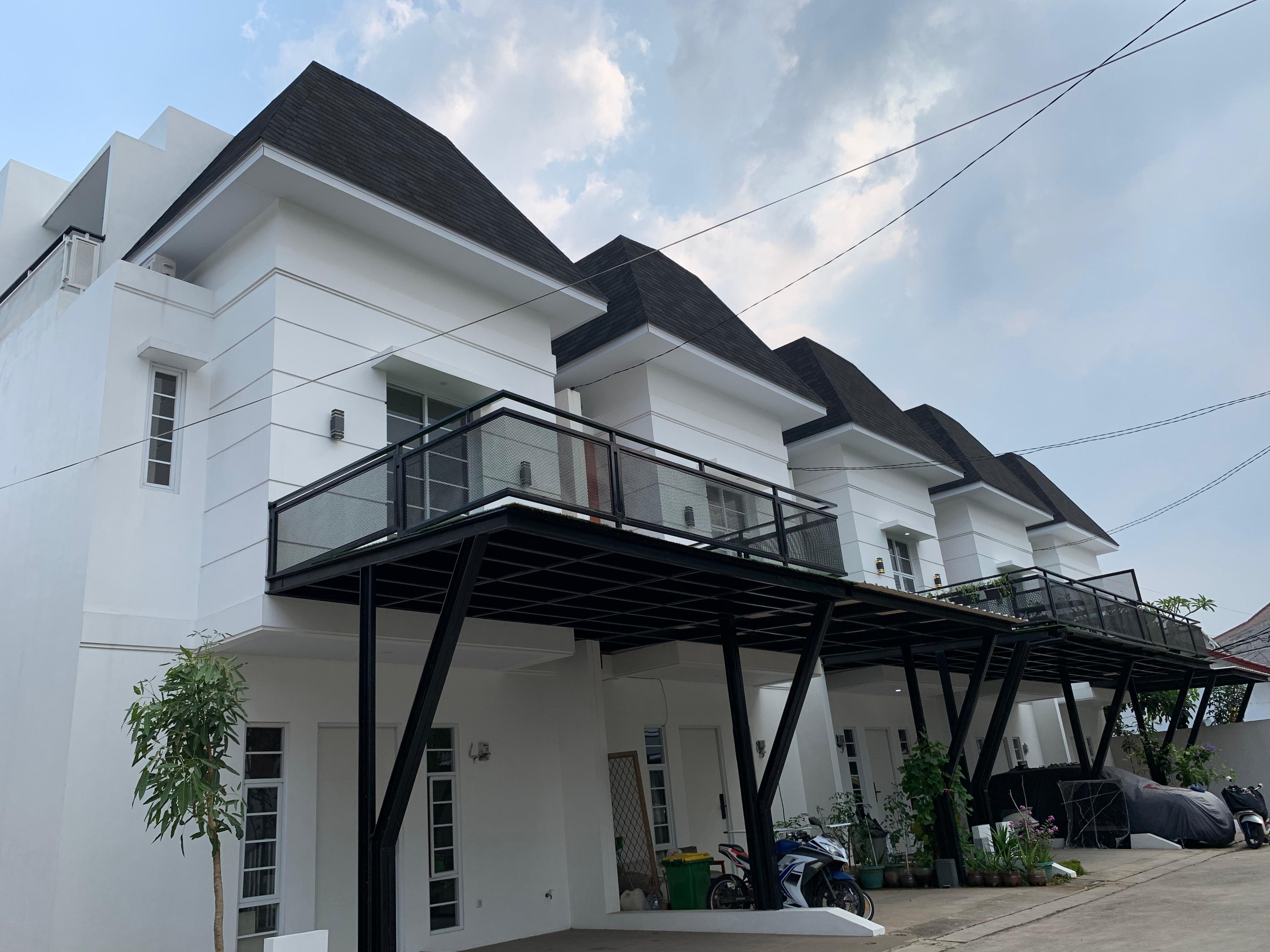 Tentang Fenomena Property